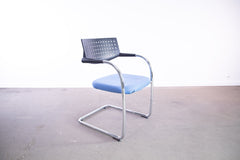 Vitra "Vis a vis Step", Freischwinger, nicht stapelbar, Chrom/Hellblau