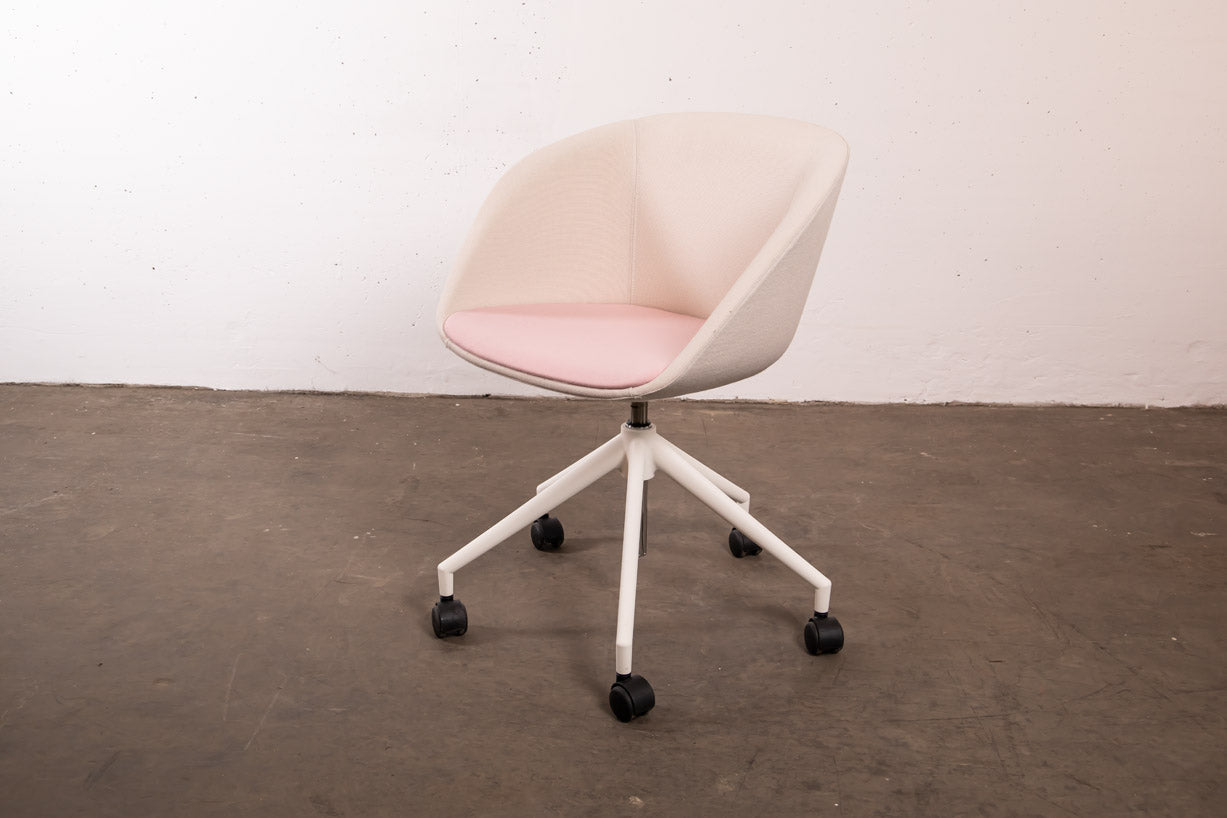 Sedus Cosy-Drehstuhl "On Spot" UC-201 mit Rollen, Weiß/Creme/Rosa