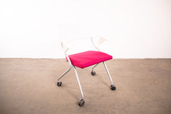 Sedus "flip flap", Klappstuhl mit Armlehnen und Rollen, Silbergrau matt/Weiß/Lila