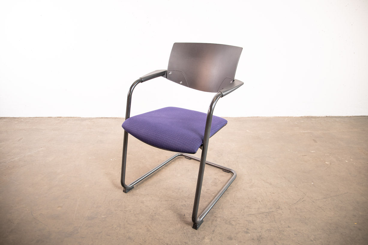 König + Neurath "OKAY.II", Freischwinger, Schwarz/Blau
