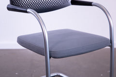 Vitra "Vis a vis Step", Freischwinger, nicht stapelbar, Silbergrau matt/Hellgrau