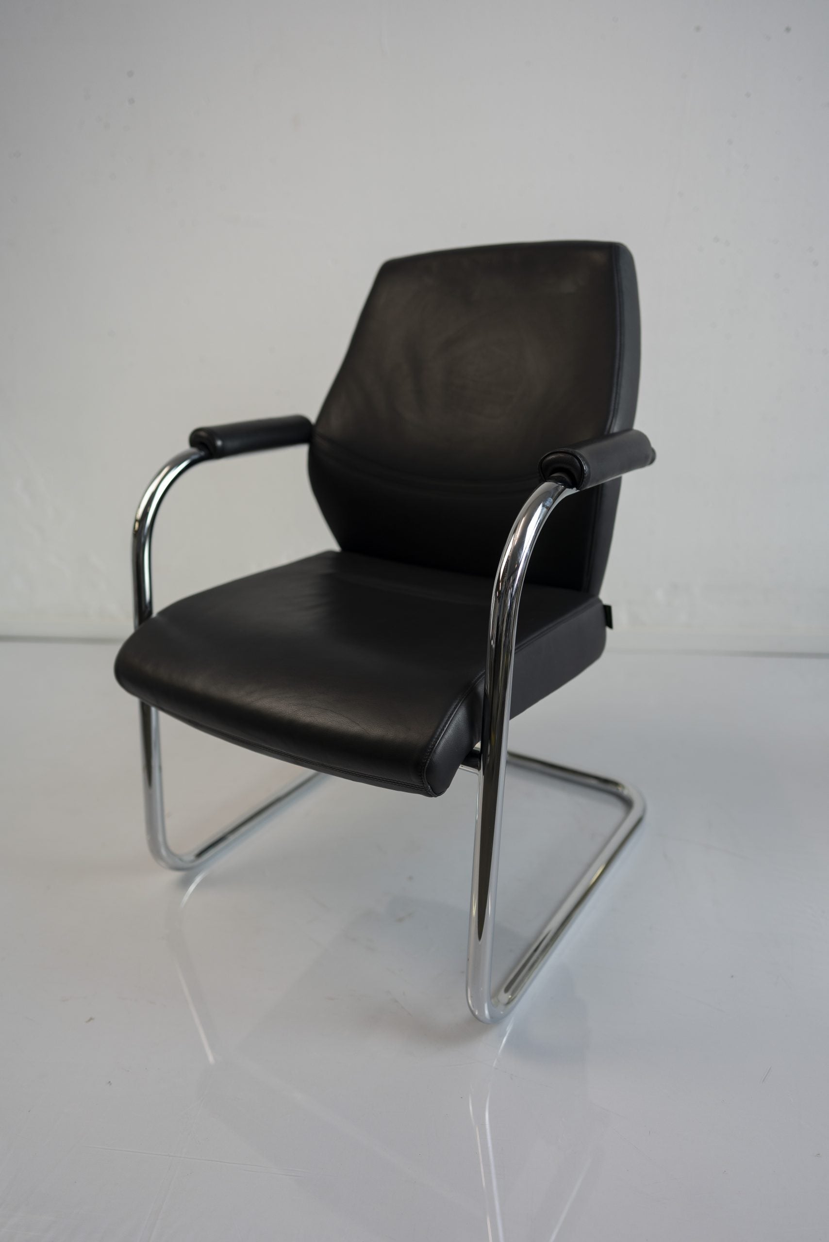 Freischwinger schwarz - Dauphin