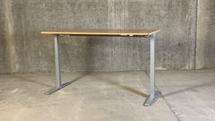 König + Neurath – elektrisch höhenverstellbarer Schreibtisch, T-Fuß, 200 x 80 cm, Buche