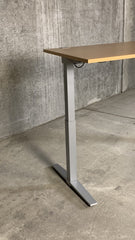 König + Neurath – elektrisch höhenverstellbarer Schreibtisch, T-Fuß, 200 x 80 cm, Buche