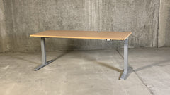 König + Neurath – elektrisch höhenverstellbarer Schreibtisch, T-Fuß, 200 x 80 cm, Buche