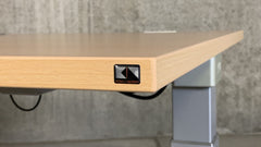 König + Neurath – elektrisch höhenverstellbarer Schreibtisch, T-Fuß, 200 x 80 cm, Buche