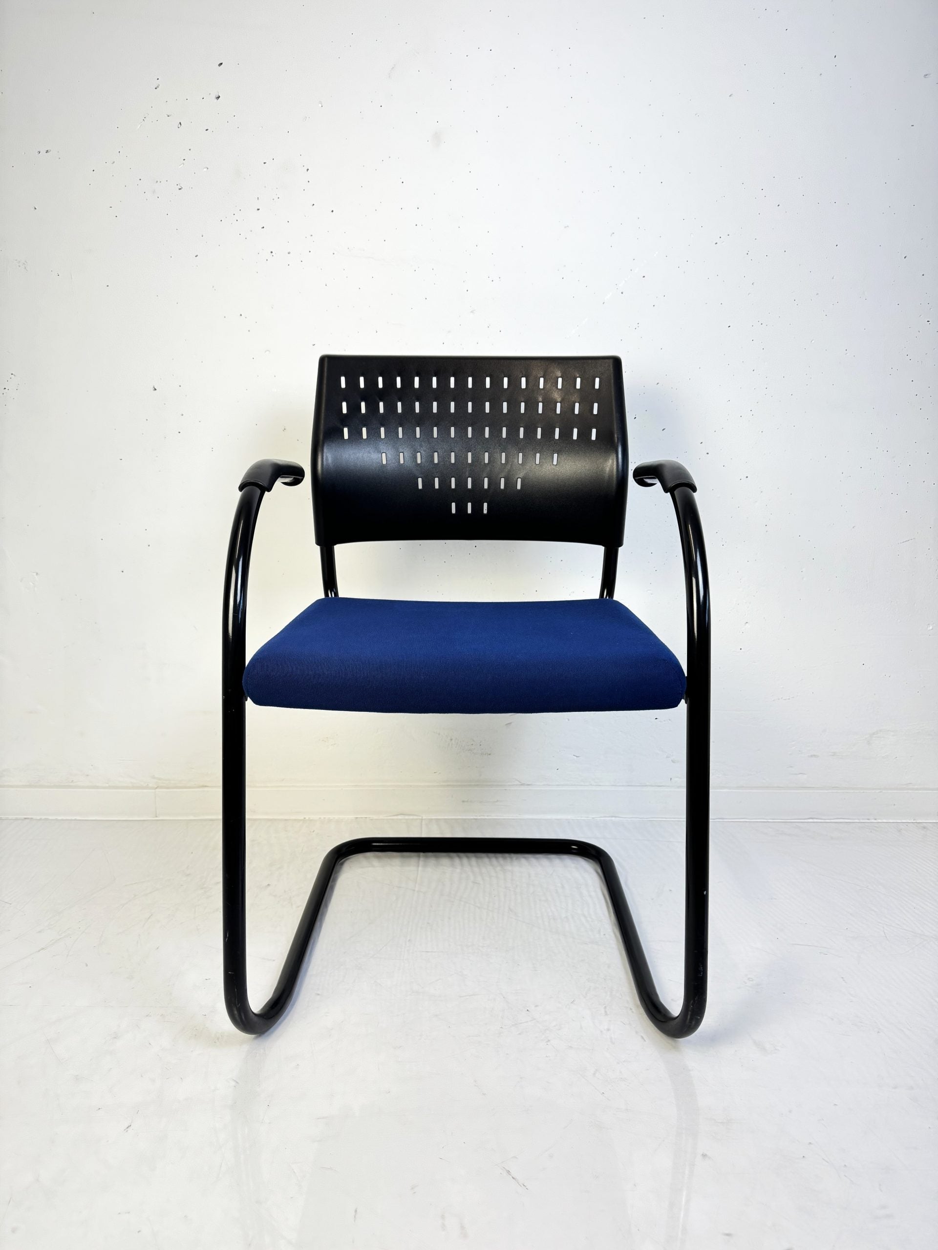 Freischwinger, blau/schwarz - Klöber