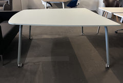 Konferenztisch weiß mit Rollen - Sedus