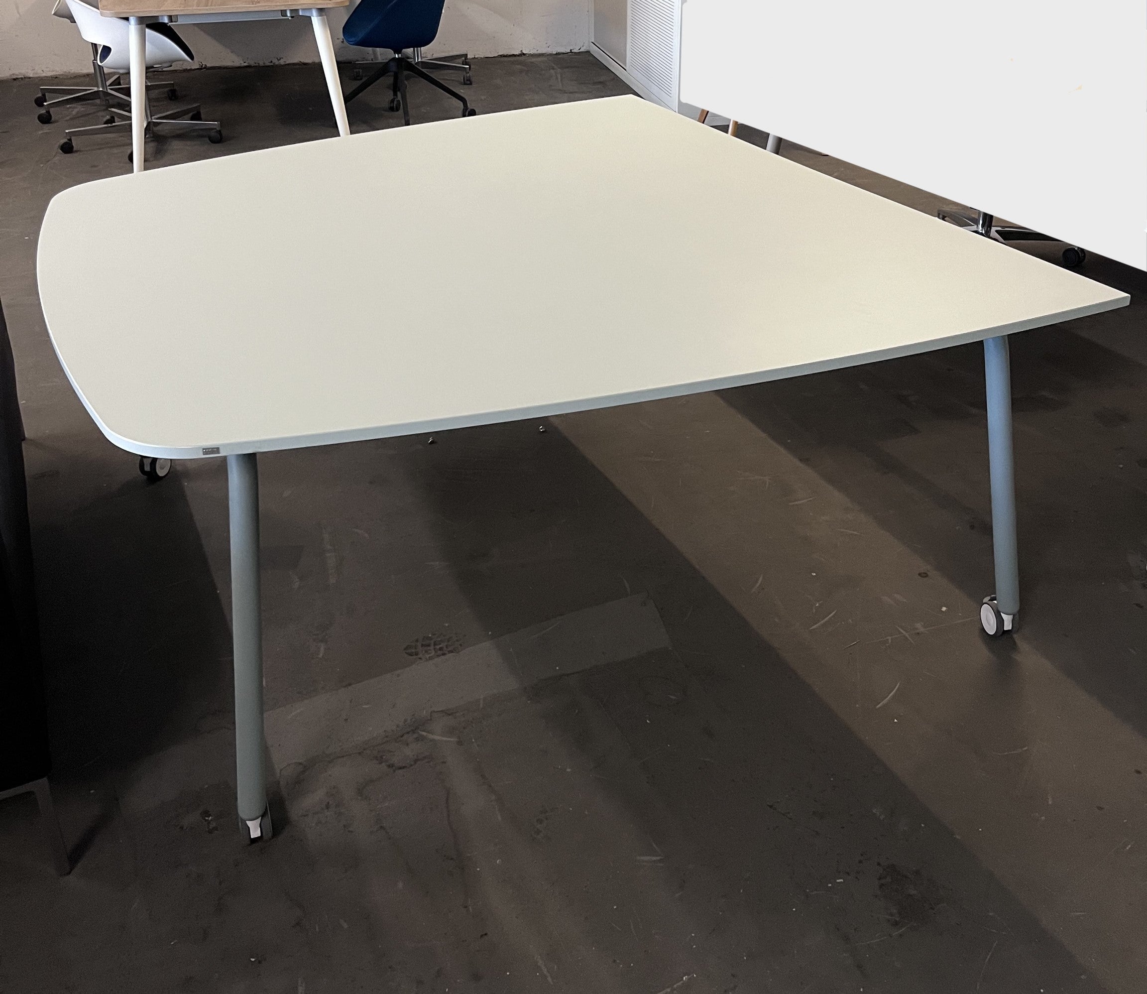 Konferenztisch weiß mit Rollen - Sedus