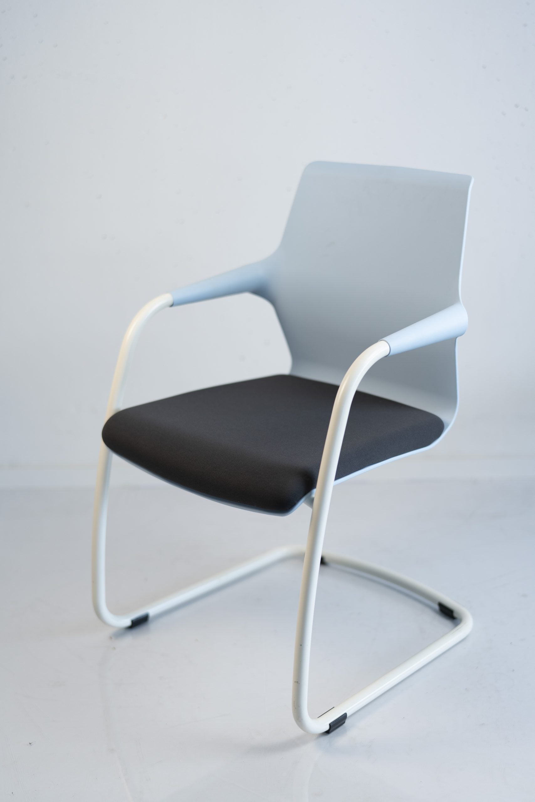 Sedus "alright", Freischwinger, Weiß/Dunkelgrau/Hellblau