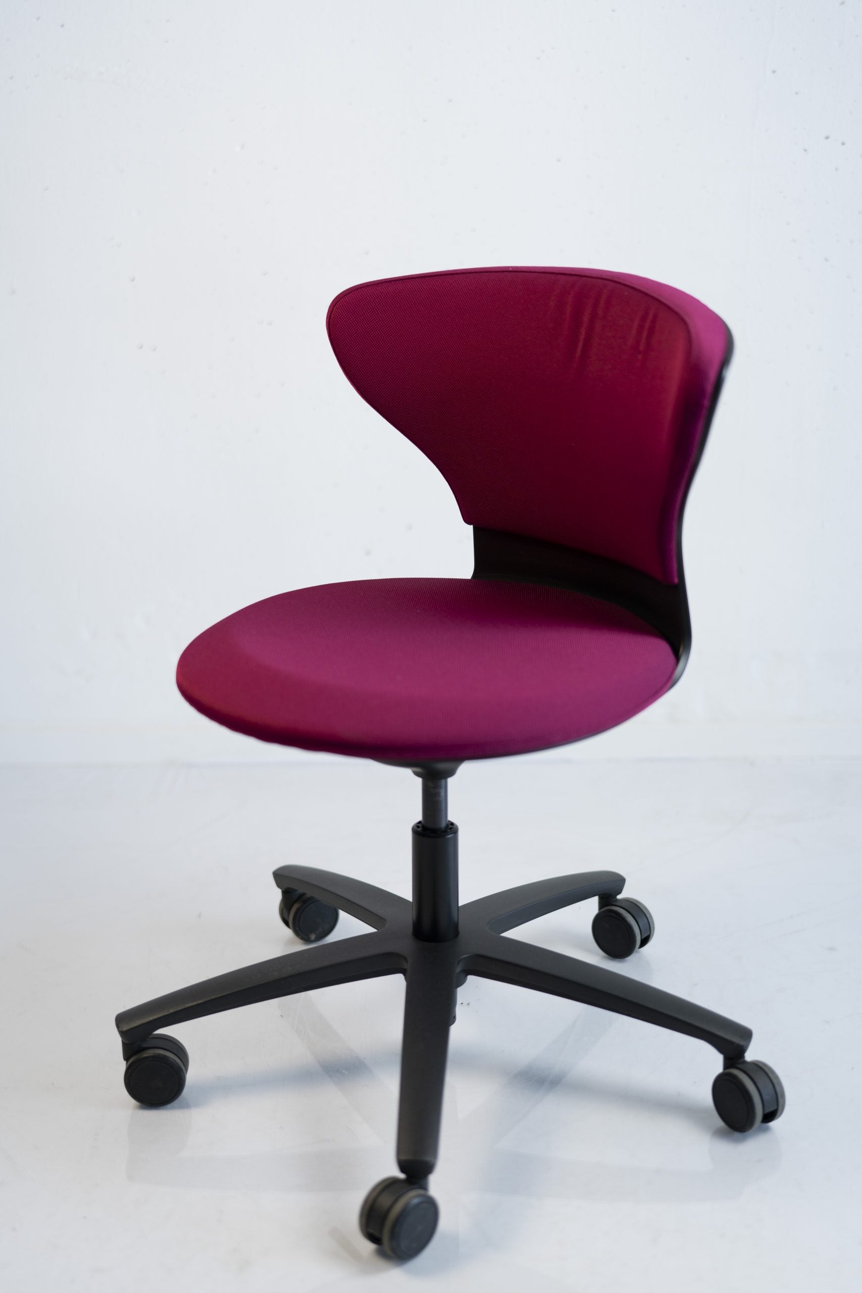 Sedus “turn around”, Drehstuhl, Schwarz/magenta