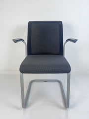 Steelcase "Eastside", Freischwinger mit Netzrücken, Grau/Dunkelgrau/Schwarz