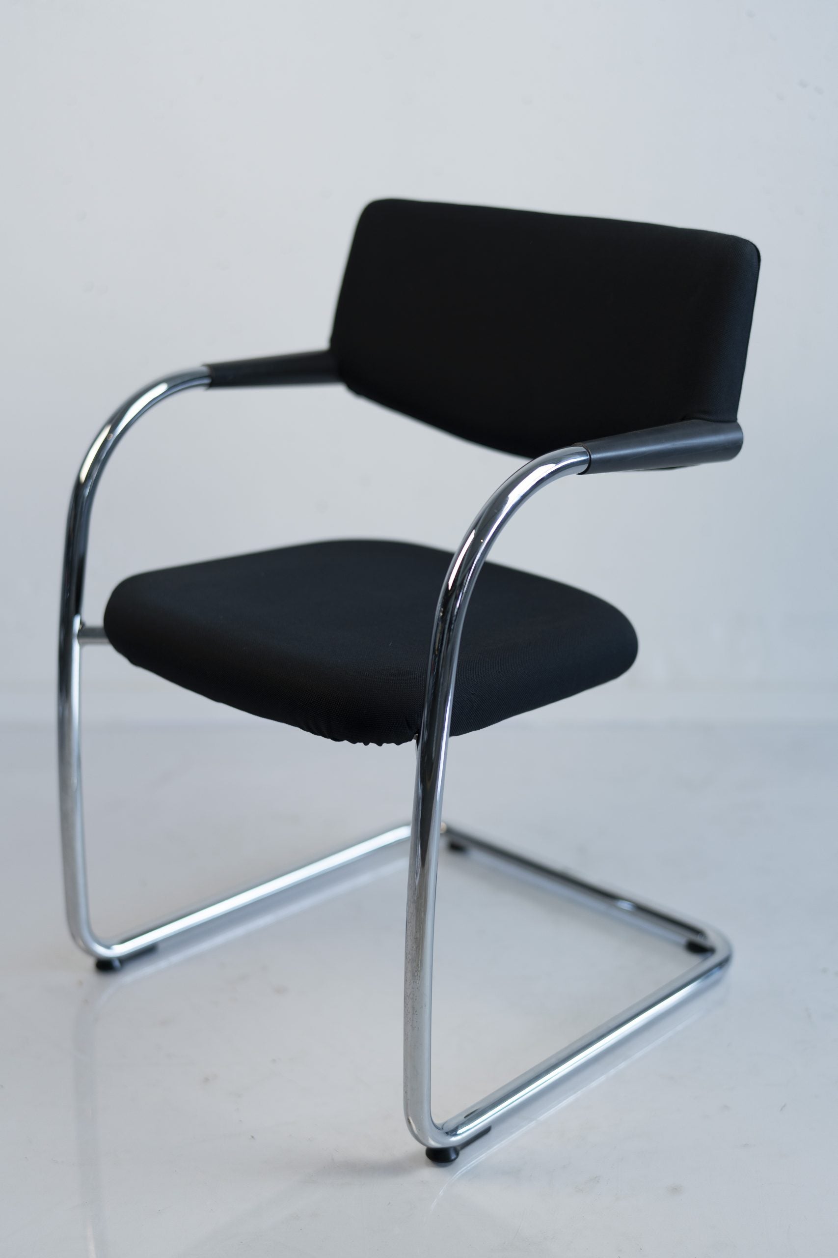 Vitra "Vis a vis Step", Freischwinger mit Rückenpolster, nicht stapelbar, Chrom/Schwarz