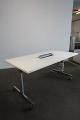 Klapptisch mit Kabelauslass - Wiesner Hager