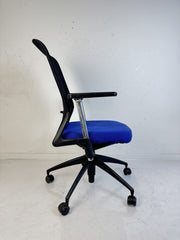 Bürostuhl, blau/schwarz mit Armlehne - vitra.