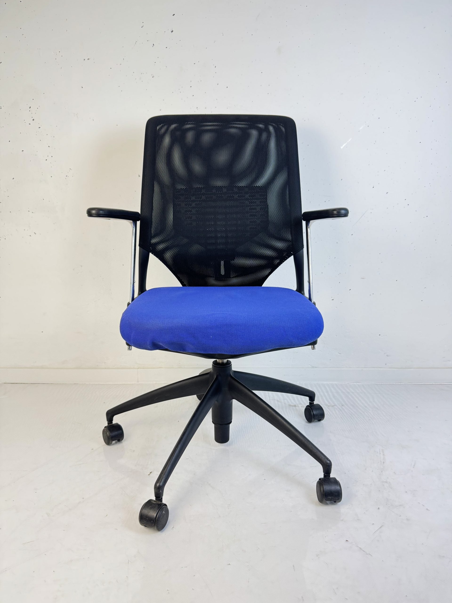 Bürostuhl, blau/schwarz mit Armlehne - vitra.