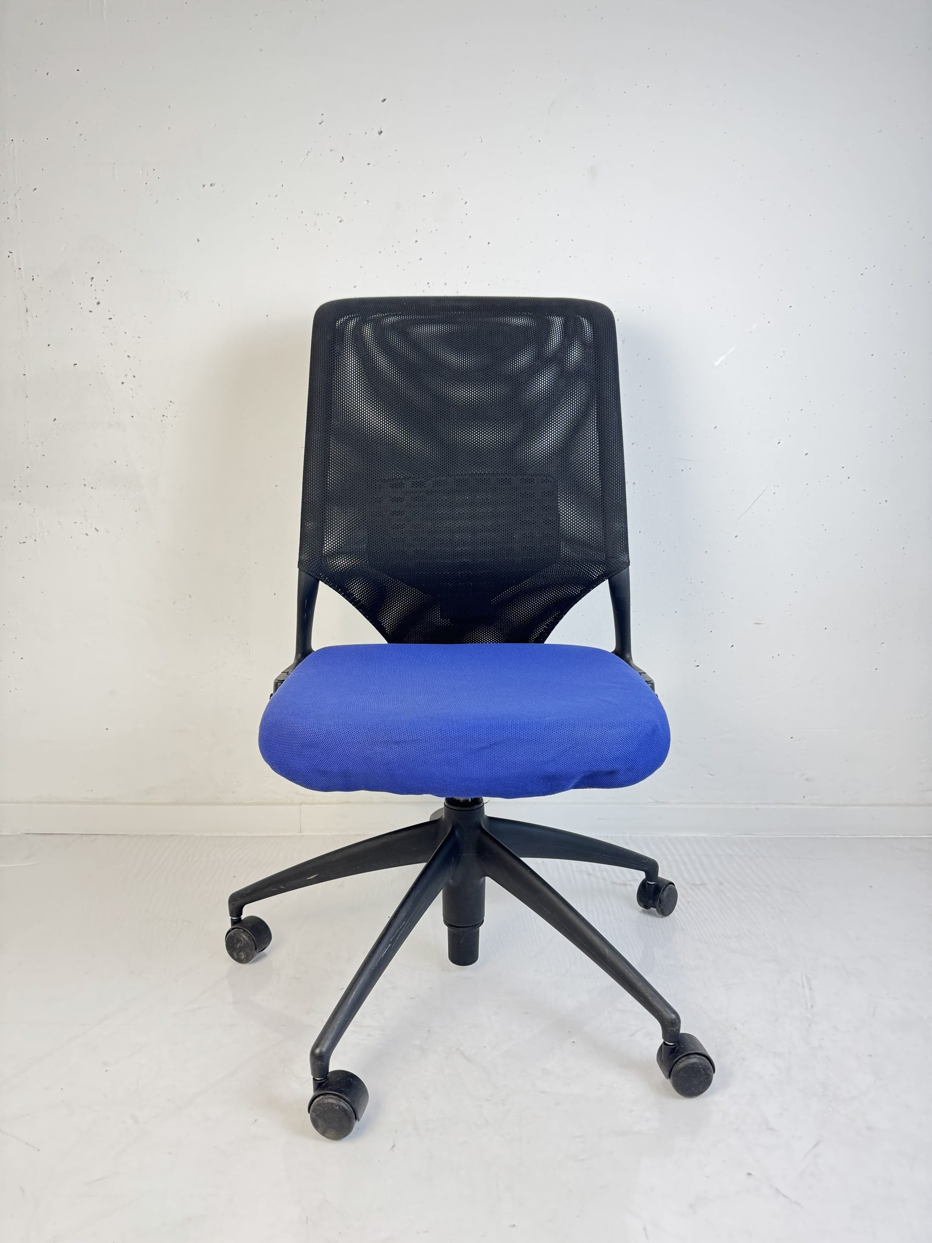 Bürostuhl, blau/schwarz ohne Armlehne - vitra.