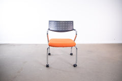 Vitra "Vis a vis Step", mit Rollen, Chrom/Orange/Schwarz
