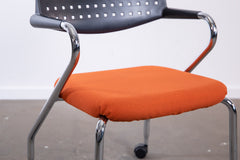 Vitra "Vis a vis Step", mit Rollen, Chrom/Orange/Schwarz
