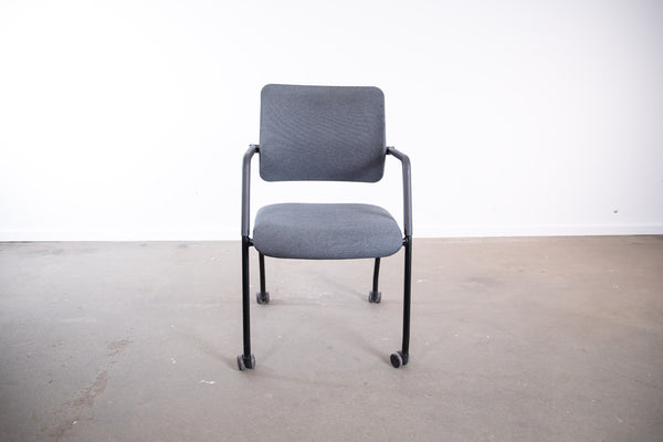 Viasit "Frame Chair Drumback", 4-Fuß-Stuhl mit Rollen, Schwarz/Grau