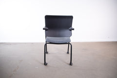 Viasit "Frame Chair Drumback", 4-Fuß-Stuhl mit Rollen, Schwarz/Grau
