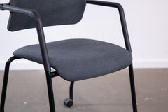 Viasit "Frame Chair Drumback", 4-Fuß-Stuhl mit Rollen, Schwarz/Grau