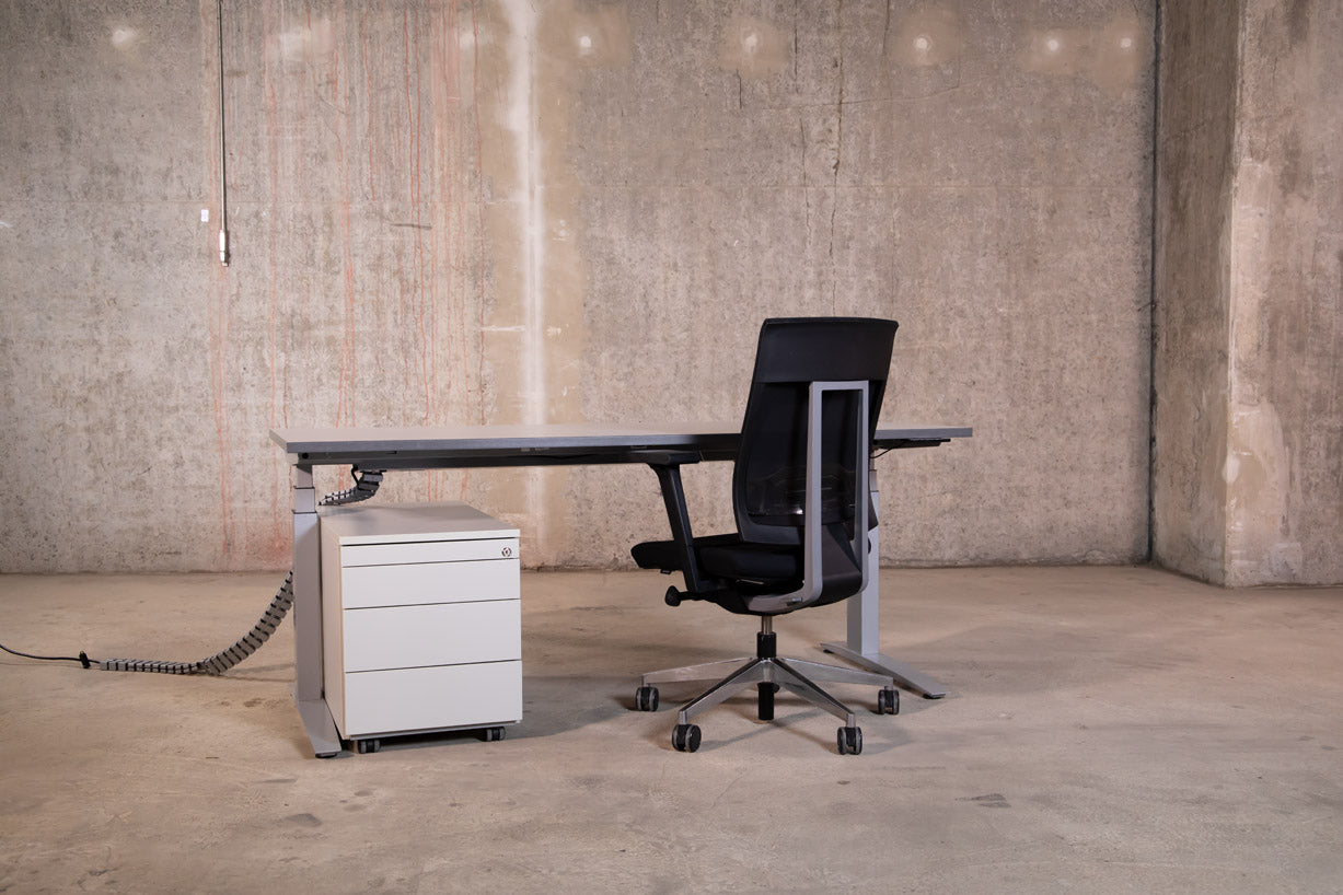 Vario Stage – elektrisch höhenverstellbarer Schreibtisch, 180 x 80 cm, Grau