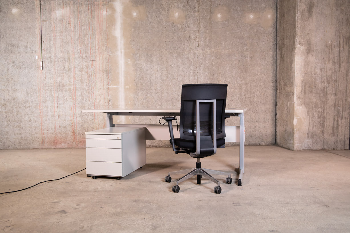 Steelcase – elektrisch höhenverstellbarer Schreibtisch, grau, 180 x 90 cm