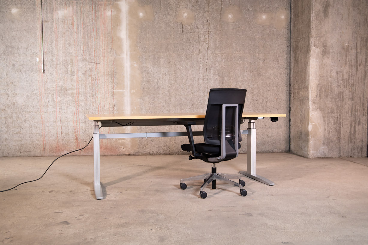 Steelcase - elektrisch höhenverstellbarer Schreibtisch Buche 180x90
