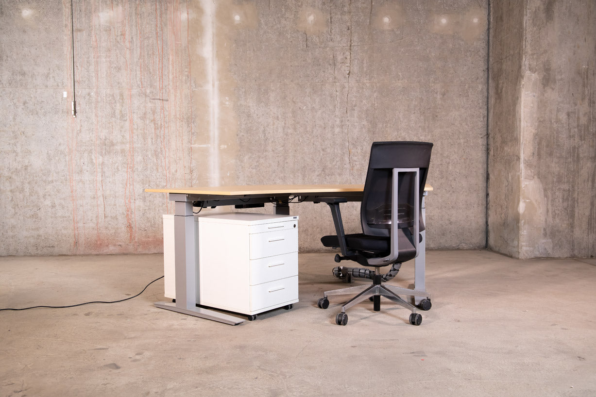Kinnarps – Winkelkombination, elektrisch höhenverstellbarer Schreibtisch, Ahorn, 120 x 120 x 80 cm