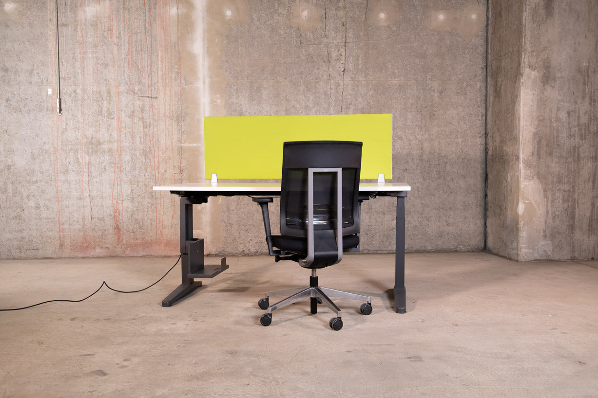 Steelcase  – elektrisch höhen verstellbarer Schreibtisch Weiß mit Sichtschutz