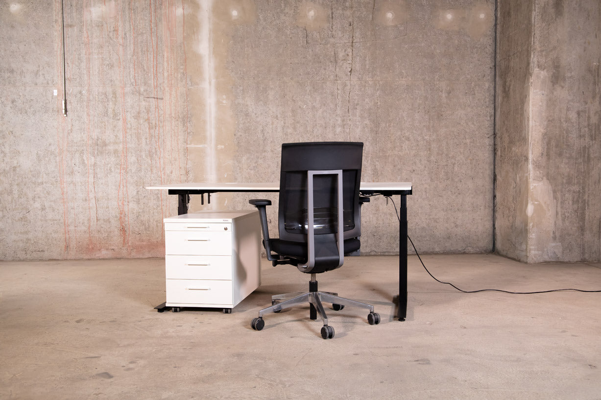 planmöbel  – elektrisch höhenverstellbarer Schreibtisch Weiß mit Wireless Charging 160x80cm