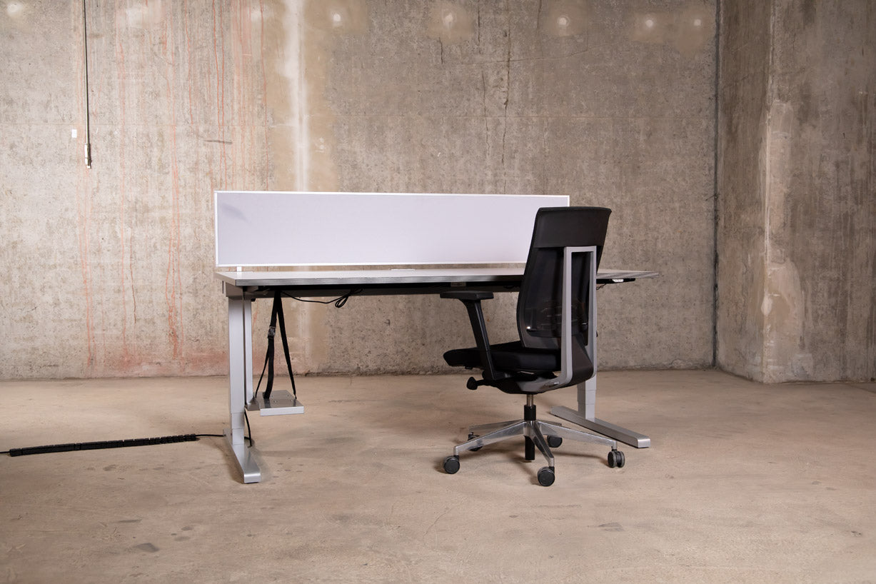 Mauser – elektrisch höhenverstellbarer Schreibtisch lichtgrau mit Sichtschutz 180 x 90 cm