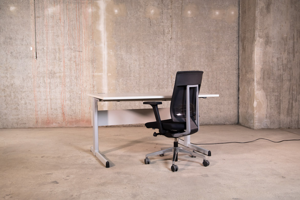 Steelcase – elektrisch höhenverstellbarer Schreibtisch lichtgrau 140 x 100 cm