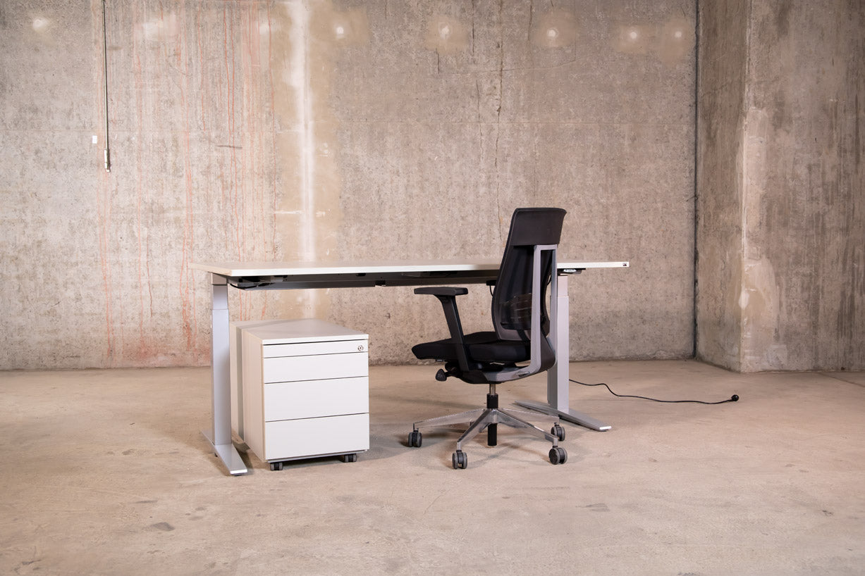 König &amp; Neurath – elektrisch höhenverstellbarer Schreibtisch Weiß 180 x 100 cm