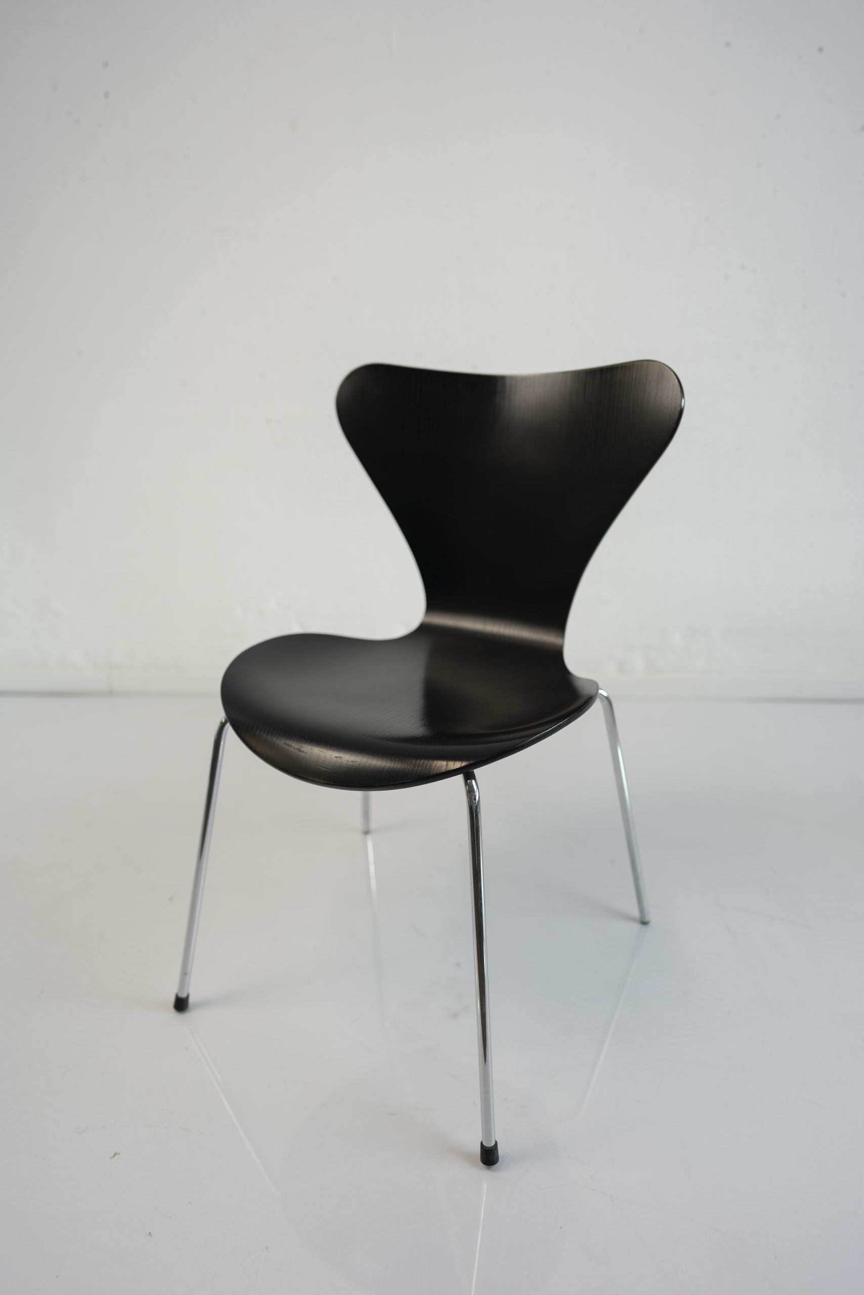 Fritz Hansen “Serie 7”, schwarz/Chrom