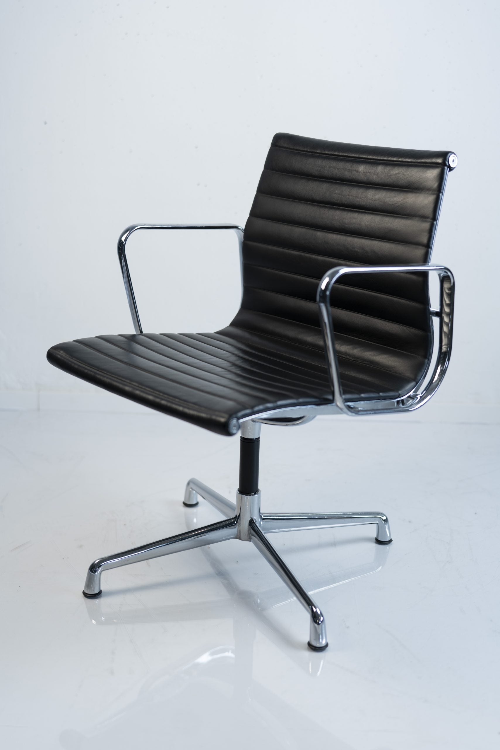 Vitra "EA 108", Konferenzstuhl, Leder, drehbar, Chrom/Schwarz