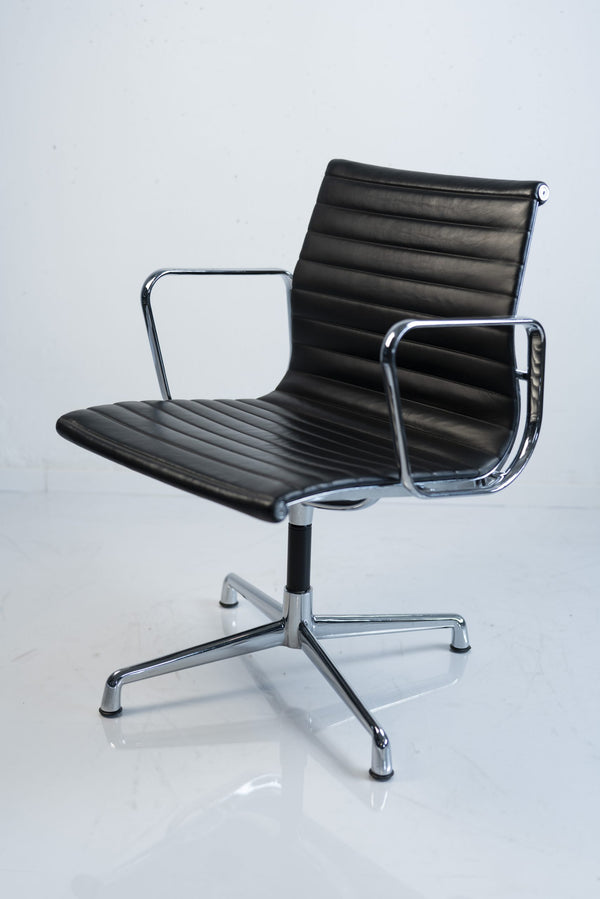 Vitra "EA 107", Konferenzstuhl, Leder, Chrom/Schwarz
