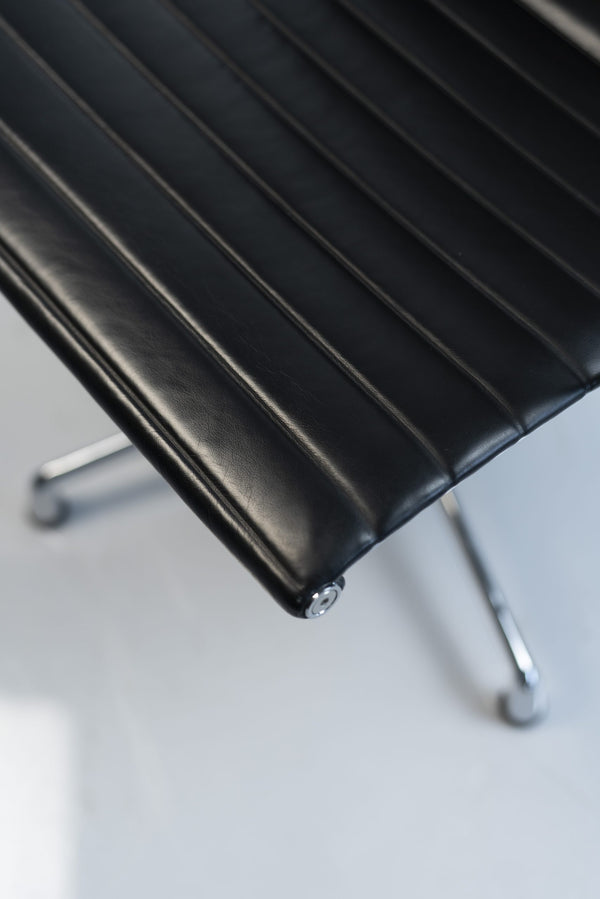 Vitra "EA 107", Konferenzstuhl, Leder, Chrom/Schwarz