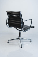 Vitra "EA 107", Konferenzstuhl, Leder, Chrom/Schwarz