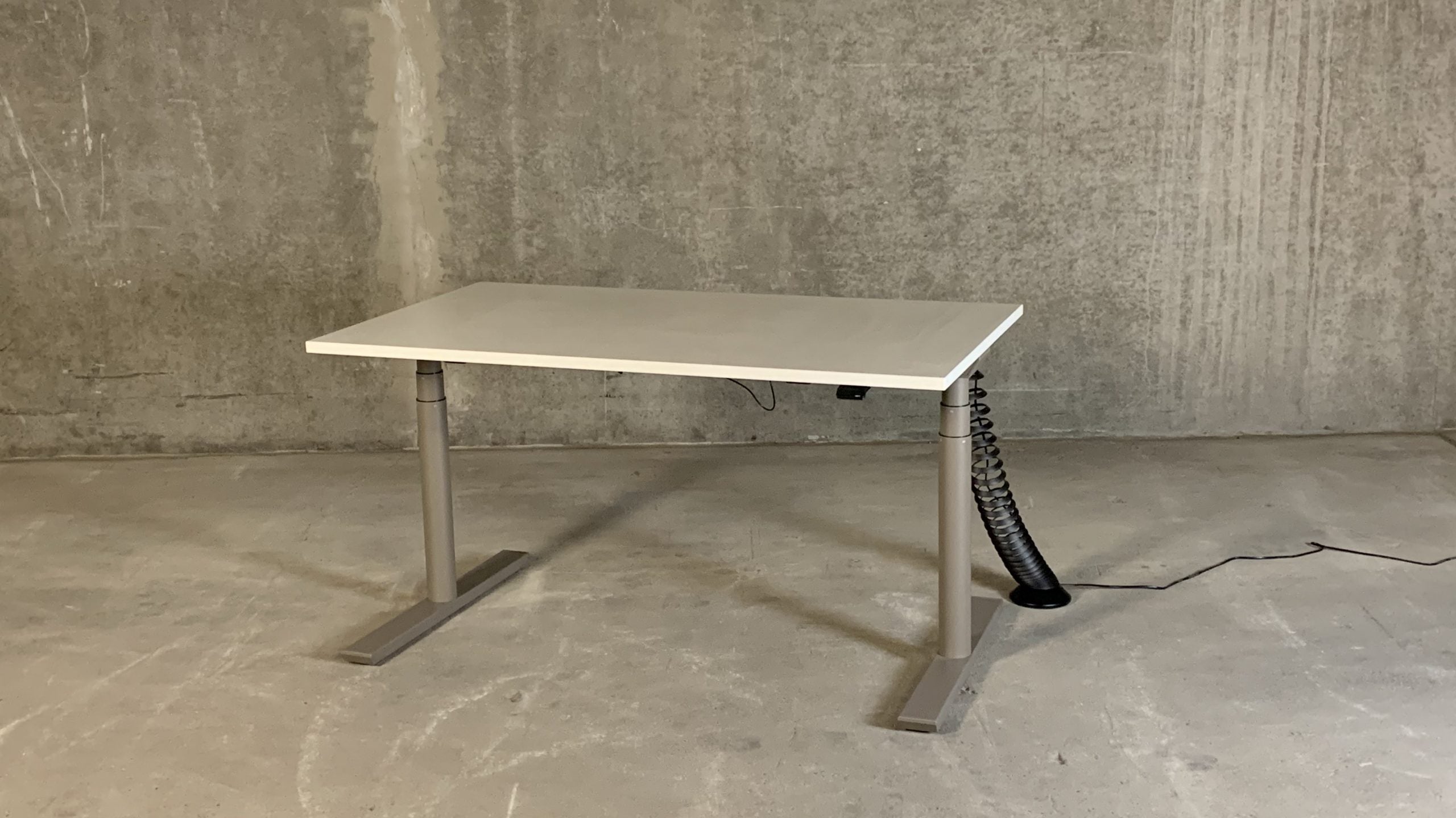 Febrü "Active" elektrisch höhenverstellbarer Schreibtisch weiß Rundrohr - NEUWARE