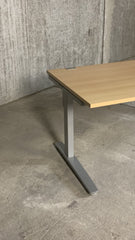 König + Neurath – elektrisch höhenverstellbarer Schreibtisch, C-Fuß, 200 x 80 cm, Buche
