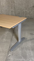 König + Neurath – elektrisch höhenverstellbarer Schreibtisch, C-Fuß, 200 x 80 cm, Buche