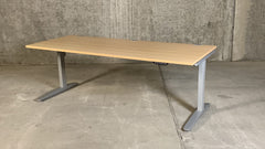 König + Neurath – elektrisch höhenverstellbarer Schreibtisch, C-Fuß, 200 x 80 cm, Buche