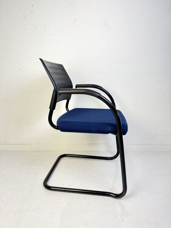 Freischwinger, blau/schwarz - Klöber