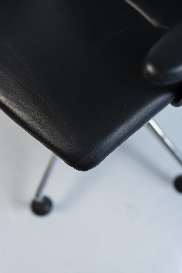 Vitra "Meda Chair", Drehstuhl mit Armlehnen, Leder/Netz, Schwarz