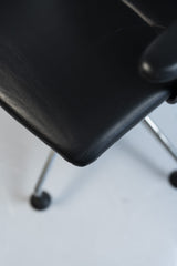 Vitra "Meda Chair", Drehstuhl mit Armlehnen, Leder/Netz, Schwarz