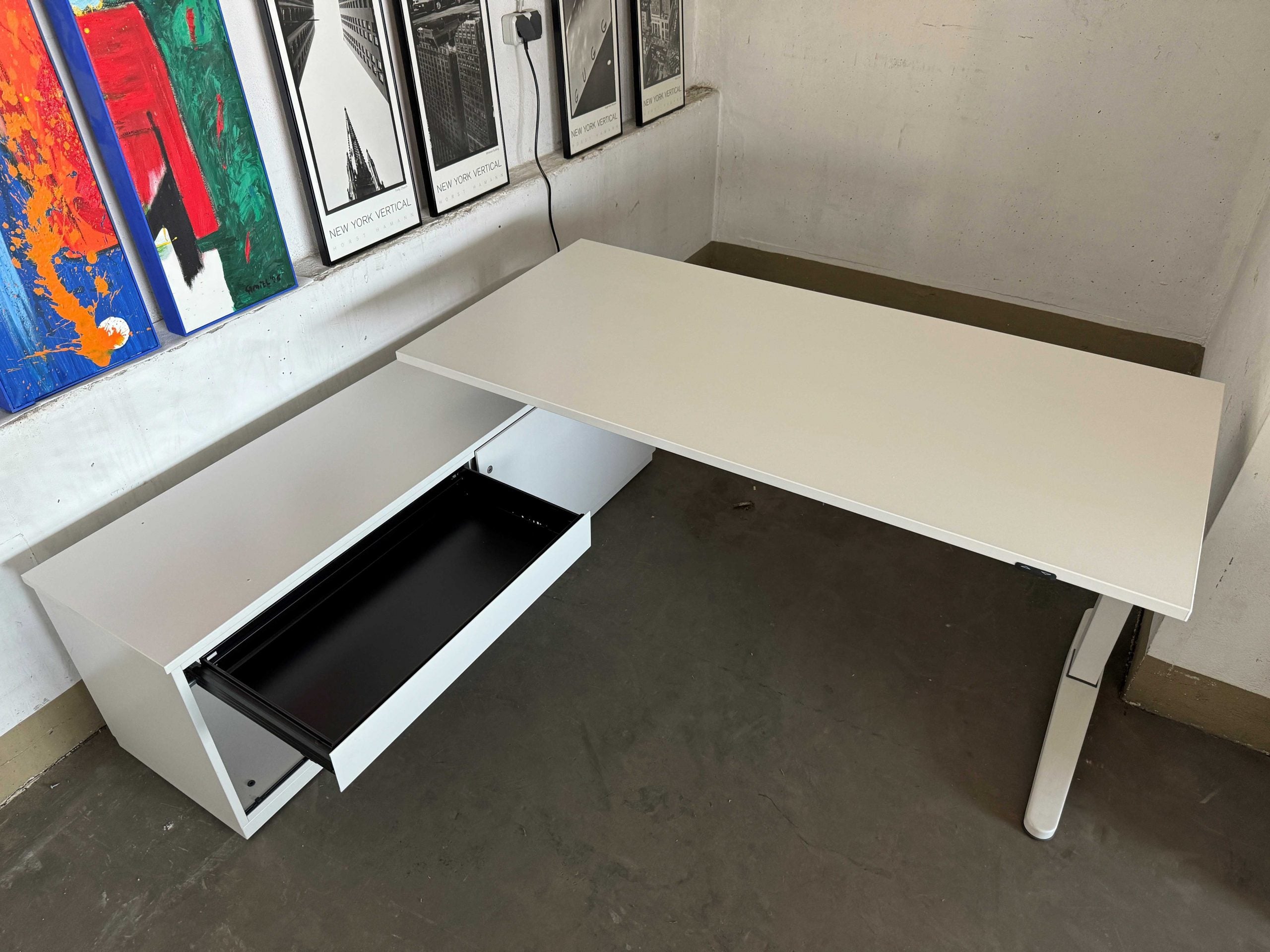elektrisch höhenverstellbarer Schreibtisch, Steelcase "O-Scape", 160 x 80 cm, weiß, mit Lowboard links