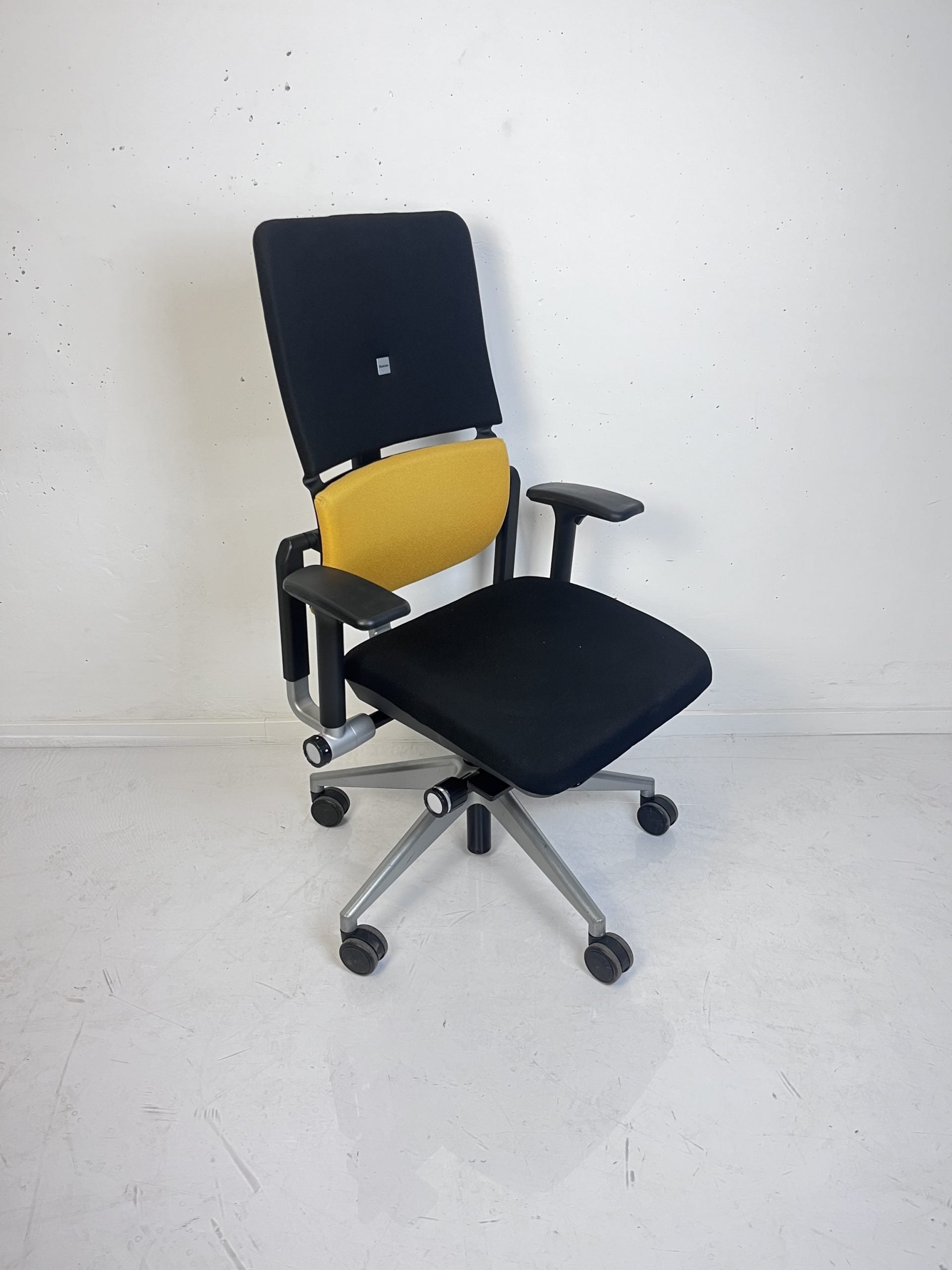 Drehstuhl "Please"; schwarz/ gelb - Steelcase