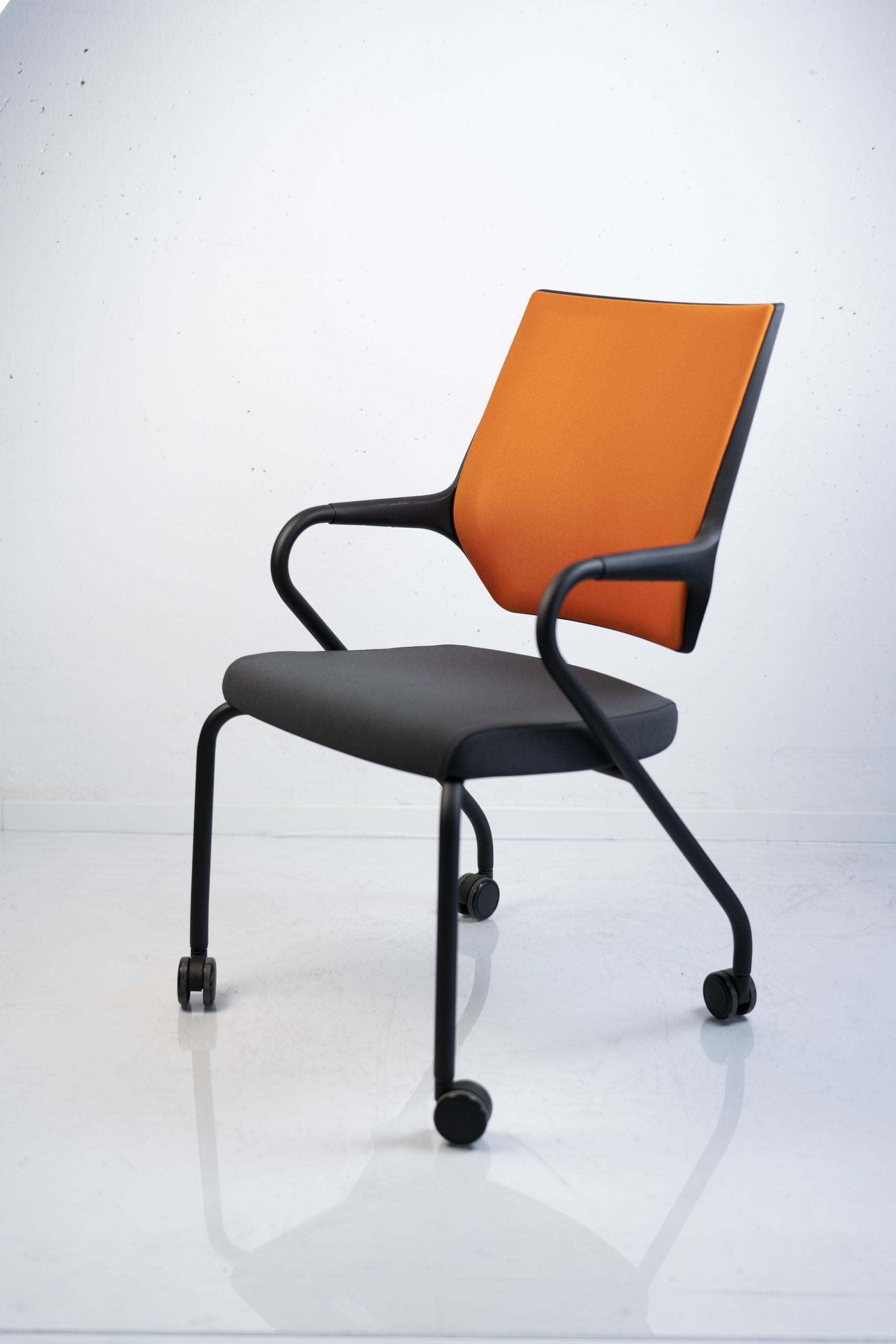 Sedus "Quarterback" Vierfußstuhl mit Rollen, orange/schwarz